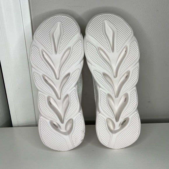 White fashion tennis shoes. Brand New!! Size 42. Light weight running. - Picture 3 of 7